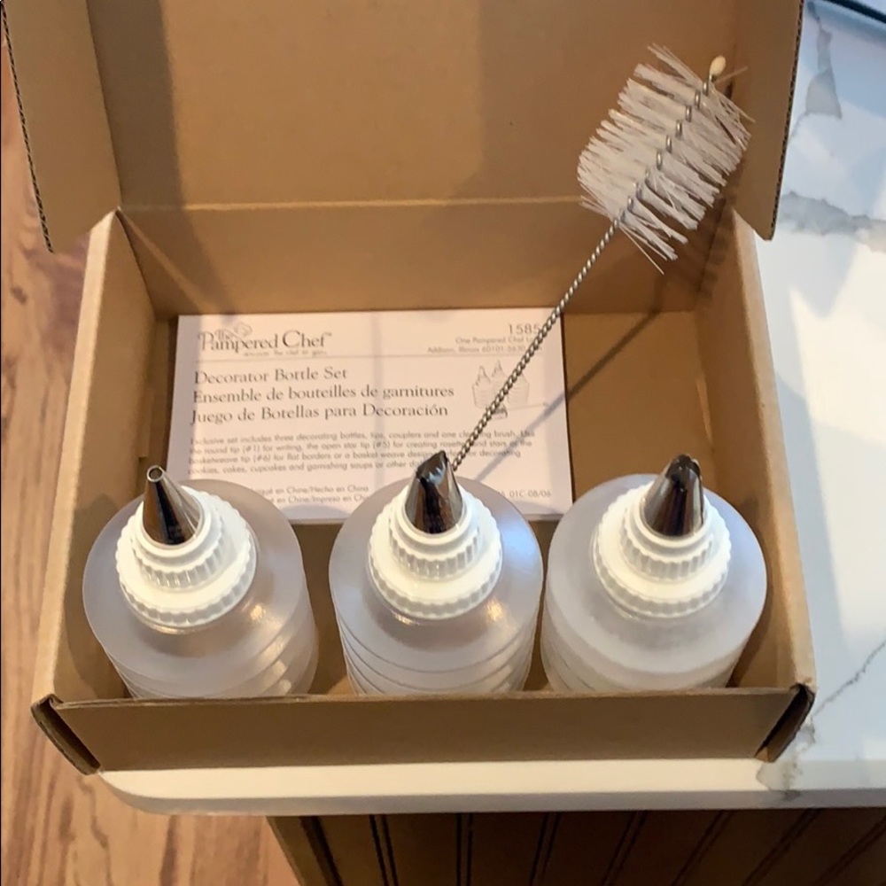 The Pampered Chef Decorator bottle set